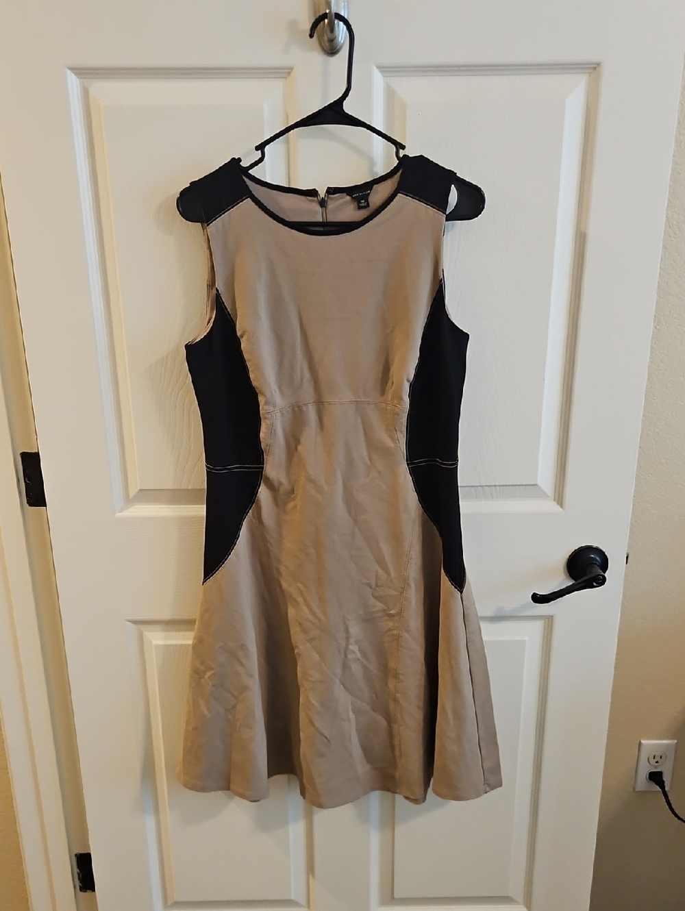 Ann Taylor Sleeveless Beige & Black Colorblock Dress